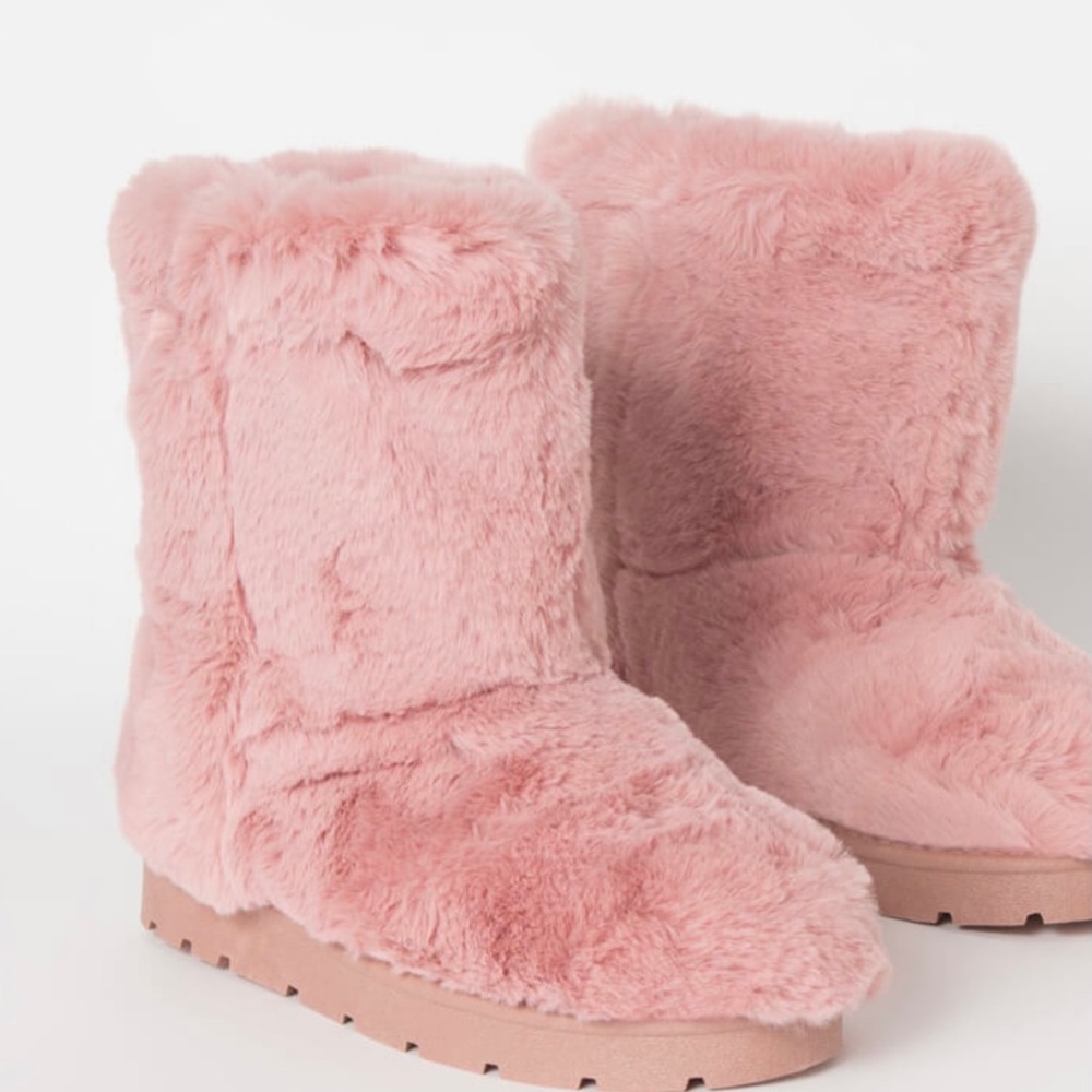 💕 Pink Fur Boots 💕
